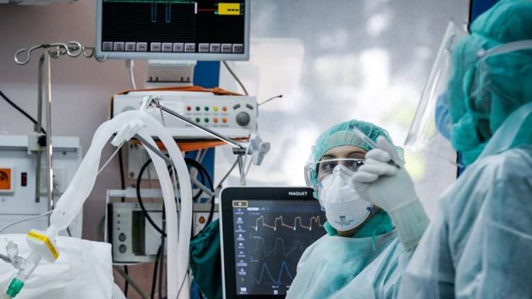 Κορονοϊός- συναγερμός: Τρέχουν να βρουν και άλλα κρεβάτια στις ΜΕΘ: Εκκενώνονται κλίνες, ο Ευαγγελισμός έχει &quot;φρακάρει&quot;