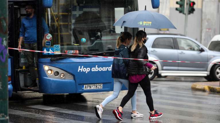 Meteo: Συνεχίζονται οι τοπικές βροχές και οι καταιγίδες και τη Δευτέρα