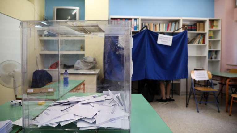 Δημοσκόπηση Interview: Στις 9,7 μονάδες η διαφορά ΝΔ με ΣΥΡΙΖΑ – Εκλογές στο τέλος της τετραετίας θέλει το 55,6%