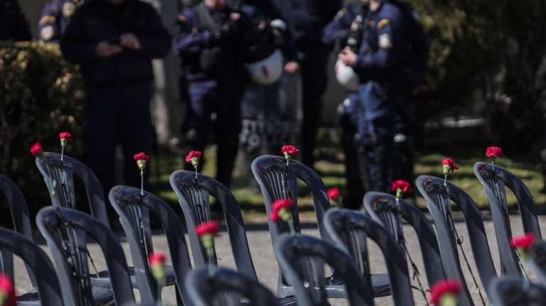 Τραγωδία στα Τέμπη: 57 άδειες μαύρες καρέκλες έξω από το υπουργείο Μεταφορών για τα αδικοχαμένα θύματα [εικόνες]