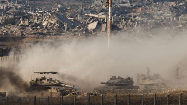 Το Ισραήλ εντείνει τις επιχειρήσεις του γύρω από την πόλη της Γάζας