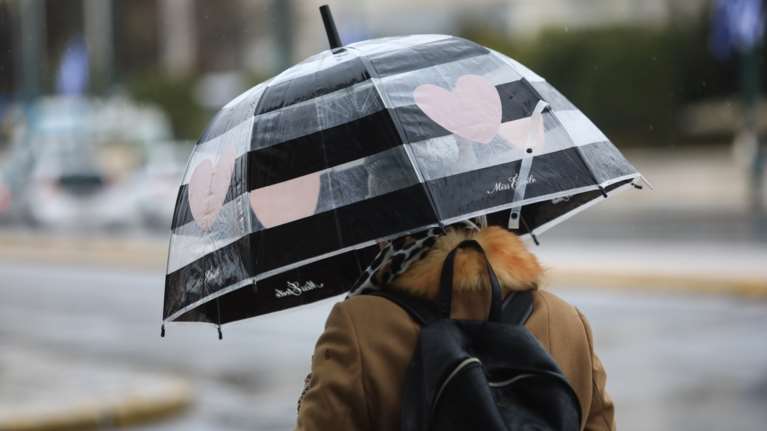 Ανοιξιάτικος ο καιρός σήμερα με λίγες βροχές - Ερχεται κακοκαιρία από την Κυριακή