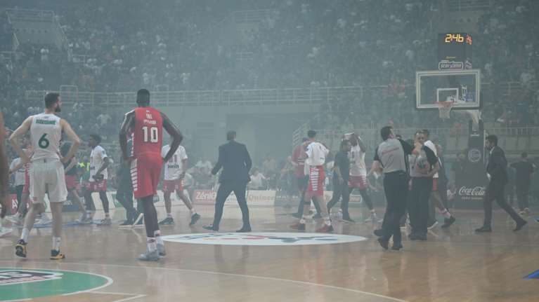 Παναθηναϊκός - Ολυμπιακός: Οριστική διακοπή στον 4ο τελικό - Ρίψη καπνογόνων και αντικειμένων στο παρκέ