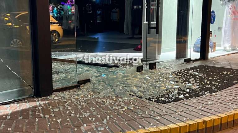Θεσσαλονίκη: Μπαράζ επιθέσεων από κουκουλοφόρους - Έσπασαν με βαριοπούλες βιτρίνες καταστήματων και ΑΤΜ στην Τούμπα