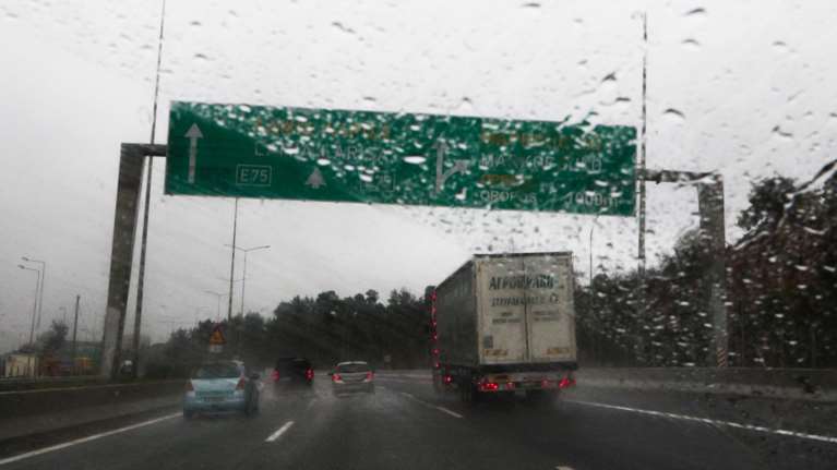 Κακοκαιρία Daniel: Έκλεισε ξανά η Εθνική στη Θεσσαλία στο ρεύμα προς Αθήνα, άνοιξε μεγάλη τρύπα στην άκρη του δρόμου