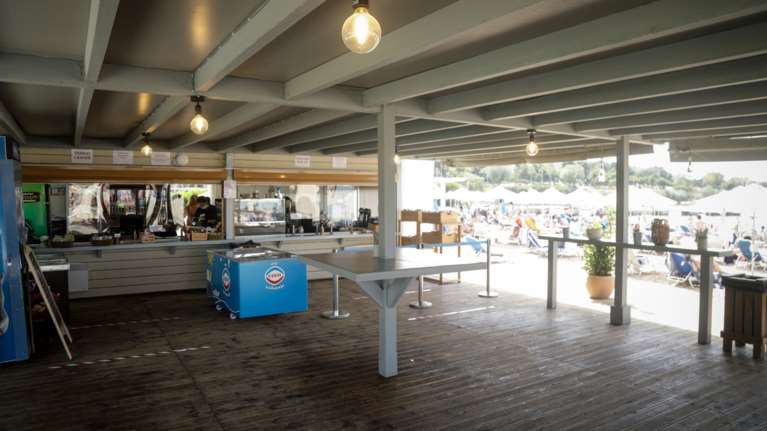 &quot;Έφοδοι&quot; της Οικονομικής Αστυνομίας σε Άλιμο, Βάρη, Βούλα, Βουλιαγμένη- Εντόπισαν εργατικές κι ασφαλιστικές παραβάσεις