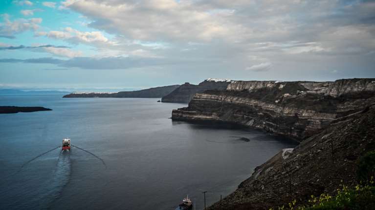 Σαντορίνη: Ενισχύονται οι δυνάμεις της Πυροσβεστικής - Στο νησί και ειδικό όχημα που ήταν στους σεισμούς της Τουρκίας