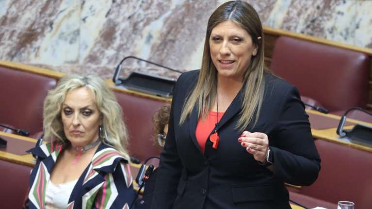 Ζωή Κωνσταντοπούλου: Γιατί εμφανίστηκε με κόκκινη σφυρίχτρα στη Βουλή [βίντεο]