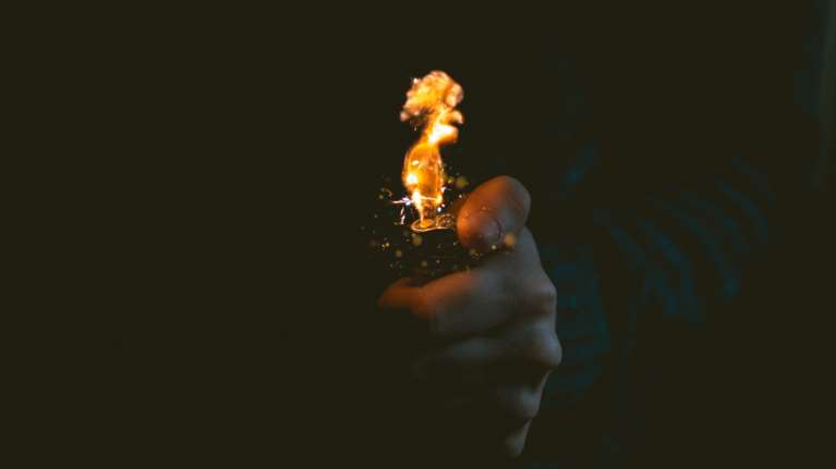 Φρίκη στη Μυτιλήνη: Γυναίκα έριξε εύφλεκτο υγρό στον άντρα της και του έβαλε φωτιά- &quot;Είχε παθολογική ζήλια&quot;