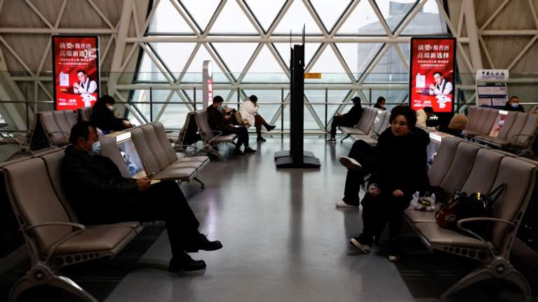 Κορονοϊός: &quot;Φραγή&quot; στη χαλάρωση των ταξιδιωτικών περιορισμών της Κίνας και από τη Βρετανία- Τεστ 48 ώρες πριν