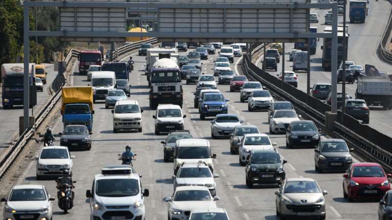 Τροχαίο στη λεωφόρο Αθηνών: ΙΧ έπεσε πάνω σε περιπολικό, τραυματίστηκε αστυνομικός