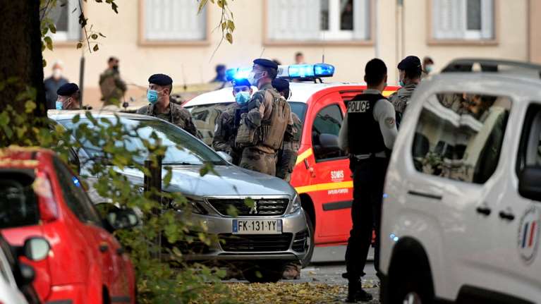 Φρίκη στη Γαλλία: Υπό κράτηση 14χρονος για τη δολοφονία της 13χρονης φίλης του - Μαχαίρι καρφωμένο στο λαιμό της