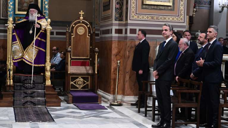 Στη Μητρόπολη Αθηνών για την Ακολουθία των Αγίων Παθών ο Κυριάκος Μητσοτάκης - Η αντίδραση του Ιερώνυμου [Εικόνες]