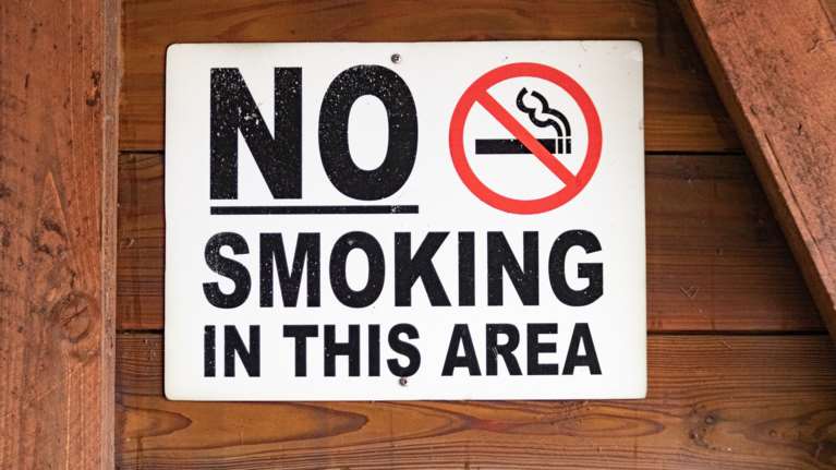 Σοκ από έρευνα στις ΗΠΑ: Πάνω από το 95% των παιδιών σε σπίτια μη καπνιστών έοχυν νικοτίνη στα χέρια τους