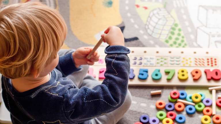 Χολαργός: Ερευνα στον βρεφονηπιακό σταθμό που έδωσε λάθος παιδί στον παππού- Αυτός δεν φορούσε τα γυαλιά του