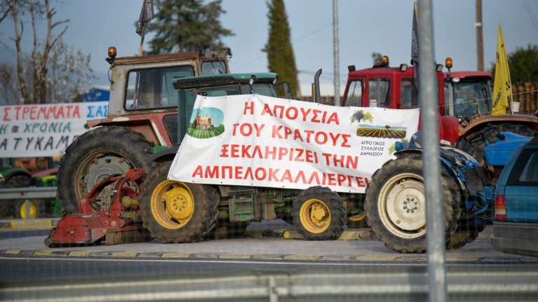 Αγρότες: Αποφασίζουν σήμερα για το μέλλον των κινητοποιήσεων - Αιφνιδιαστικά κλεισίματα δρόμων και ενίσχυση των μπλόκων με τρακτέρ