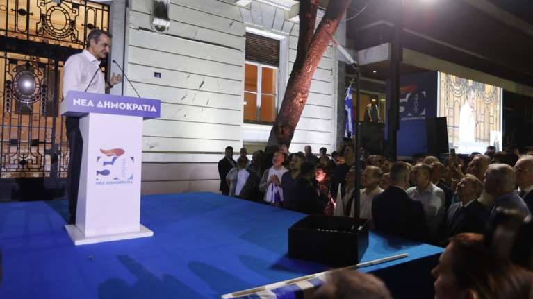 Με αιχμές το γαλάζιο πάρτι στη Ρηγίλλης: Ο Μητσοτάκης τα είπε στους νεοδημοκράτες για να τα ακούσουν Καραμανλής και Σαμαράς