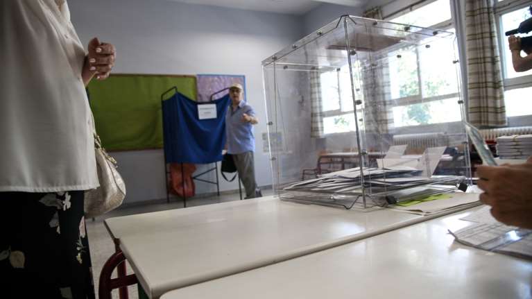 Το εκλογικό δίλημμα των 100 ημερών: Μητσοτάκης ή Τσίπρας - Ποιος τα καταφέρνει καλύτερα στην οικονομία