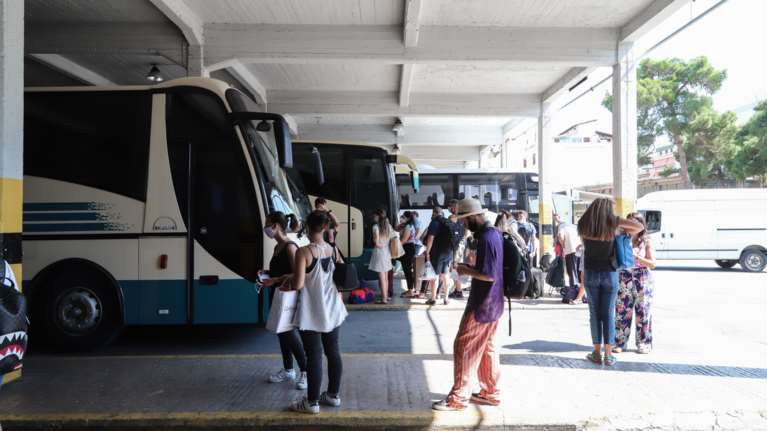 Γεννητούρια σε ΚΤΕΛ της Κέρκυρας: Οδηγός και επιβάτες ξεγέννησαν νεαρή γυναίκα στην εθνική οδό