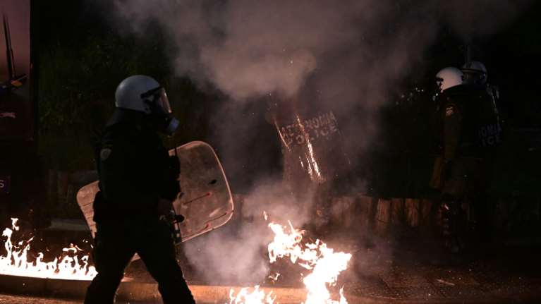 Επεισόδια με μολότοφ έξω από την ισραηλινή πρεσβεία στην Αθήνα: Δακρυγόνα και κρότου λάμψης από τα ΜΑΤ [εικόνες - βίντεο]