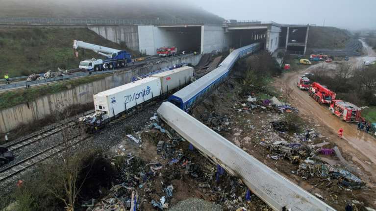 Τέμπη: 31 συγγενείς θυμάτων ζητούν την τιμωρία των ελεγκτών Δημόσιας Διοίκησης για καθυστέρηση της &quot;717&quot;