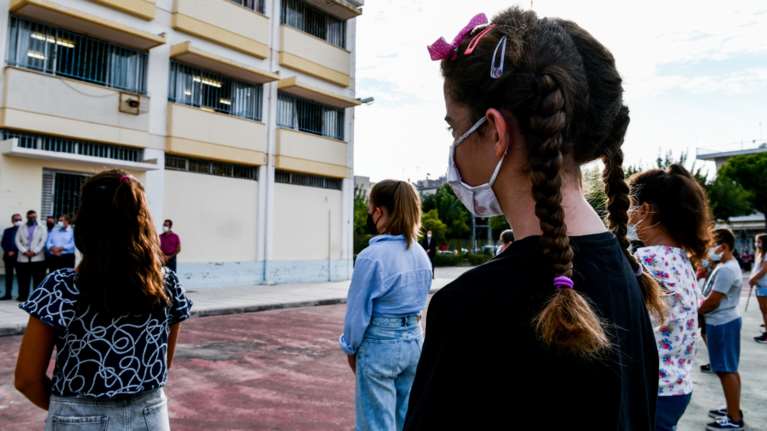 Βασιλακόπουλος: Η αποκλιμάκωση της πανδημίας έφερε το άνοιγμα των σχολείων χωρίς μέτρα