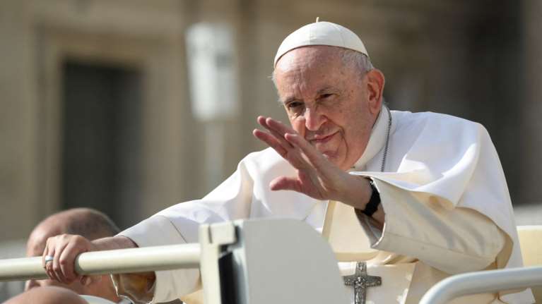 "Ο πάπας Φραγκίσκος κοιμήθηκε καλά όλη τη νύχτα" - Προσευχές και ευχές για ίαση απ' όλο τον κόσμο