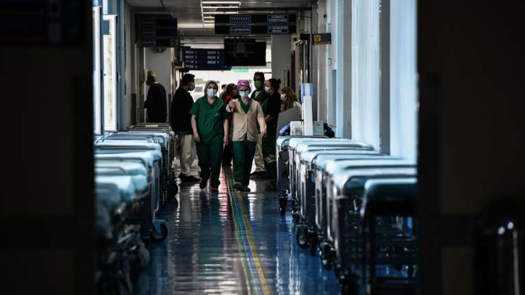 Θερίζει η γρίπη: Τα κρούσματα εκτοξεύονται στα 50.000 την ημέρα - Γεμάτα τα παιδιατρικά νοσοκομεία