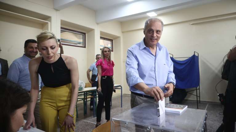 Ο Βελόπουλος πήγε να ψηφίσει και μπήκε σε... λάθος εκλογικό κέντρο [βίντεο]