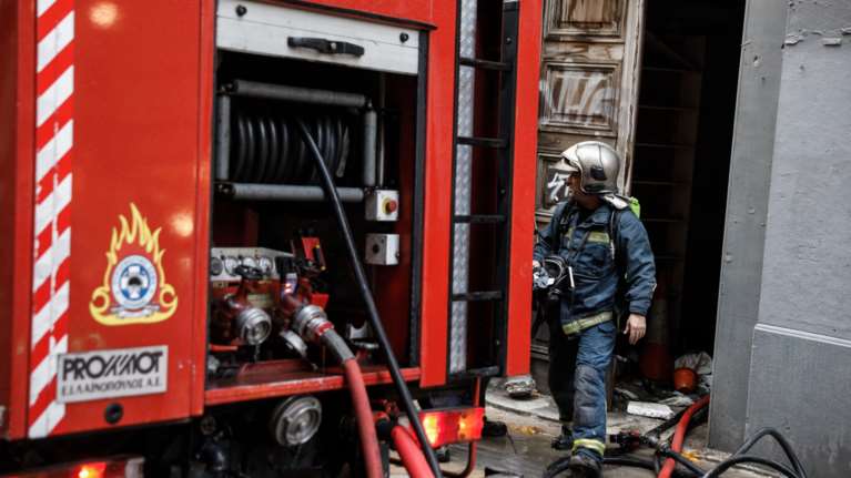 Φωτιά στο κέντρο της Αθήνας - Στις φλόγες κτίριο πίσω από το Εθνικό Θέατρο