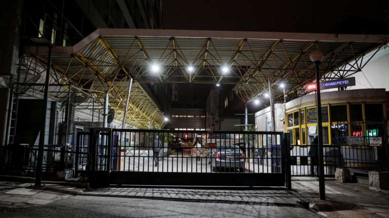 Ευαγγελισμός: Κατέβηκε μετά από δύο ώρες η γυναίκα που απειλούσε να πέσει από την ταράτσα