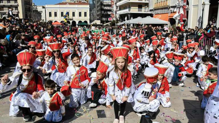 14.000 μικροί καρναβαλιστές πλημμύρισαν το κέντρο της Πάτρας