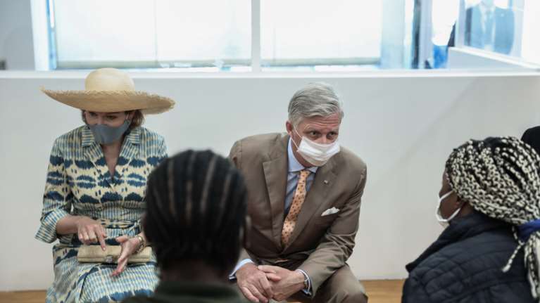 Η Βασίλισσα του Βελγίου και το απίθανο ψάθινο καπέλο της- Μαζί με τον Βασιλιά επισκέφθηκαν μετανάστες στο κέντρο της Αθήνας [εικόνες]