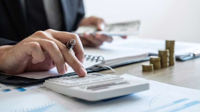 Το πάρτι της φοροδιαφυγής: 7 στις 10 εταιρείες δηλώνουν ζημιές ή κέρδη ίσα με τον... μισθό του ανειδίκευτου εργάτη