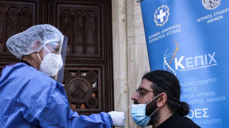 Κικίλιας:  Εμβολιασμοί ακόμη και έξω από εκκλησίες την Κυριακή  - Ισχνή μειοψηφία όσοι αντιδρούν