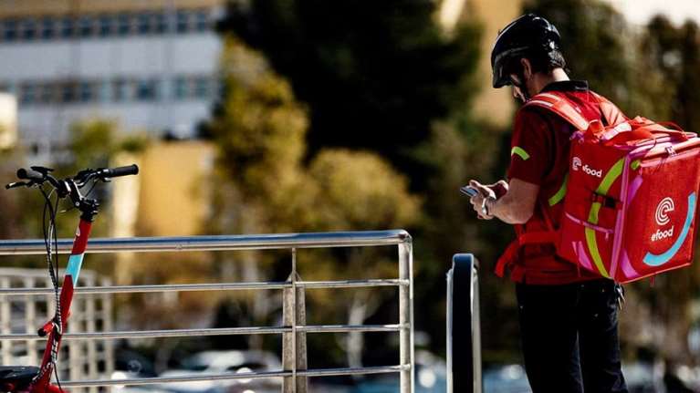 "Τα μαζεύει" η e-food μετά τον σάλο και τις οργισμένες αντιδράσεις: Εγινε λάθος συγνώμη, δεν αλλάζουν οι συμβάσεις των διανομέων