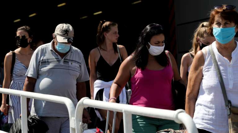 Κορονοϊός - &quot;Ξεφεύγουν&quot; τα κρούσματα: Ξεπερνούν τις 22 χιλιάδες από 3,5 χιλιάδες στις αρχές Ιουλίου