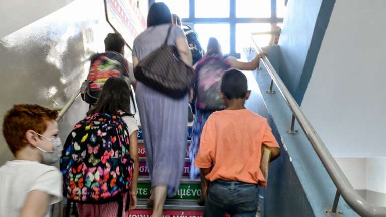 Σχολεία: Τέλος όλα τα μέτρα για τον κορονοϊό -  Κανονικά οι απουσίες για τους μαθητές που νοσούν