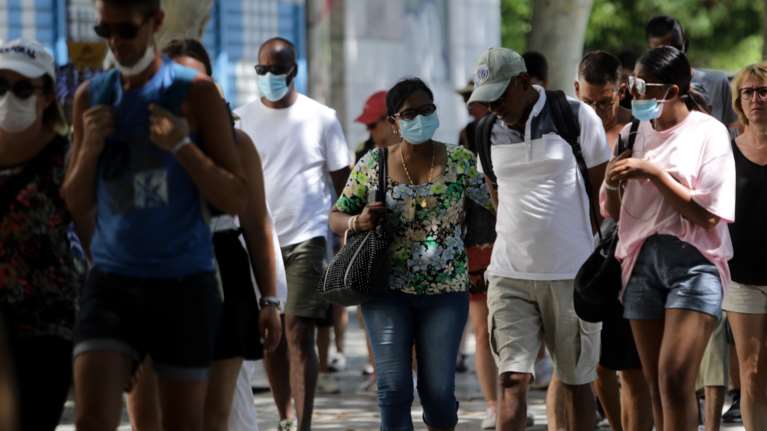 Μελέτη με την υπογραφή Τσιόδρα: Με περισσότερα αντισώματα κορονοϊού οι Ελληνίδες