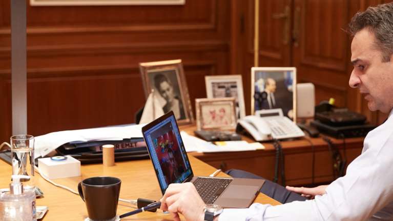 Υπουργικό για κορονοϊό με τηλεδιάσκεψη: Μόνος στο Μαξίμου ο Μητσοτάκης