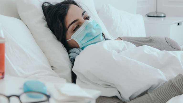 Κορονοϊός: Το σύμπτωμα της Όμικρον 5 που εμφανίζεται το βράδυ - Αρχίζει η πίεση στο ΕΣΥ με τις νοσηλείες