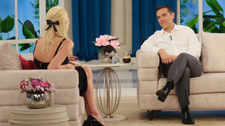 Ο Τσίπρας στη Σκορδά: Αδειασε όσους επιτέθηκαν στον Σαββόπουλο - "Μόνο αγάπη και εκτίμηση"