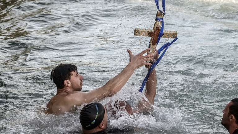 Θεοφάνεια: Τι συμβολίζει η μεγάλη γιορτή της Ορθοδοξίας και ο αγιασμός των υδάτων