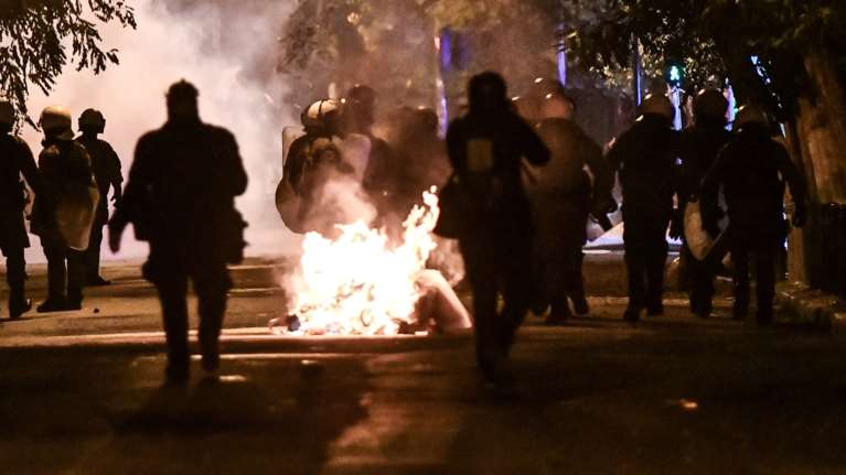 Άργησε η αστυνομία να επέμβει στα επεισόδια: Ξύλο και καπνοί μέσα στον ΗΣΑΠ - ΕΔΕ για τον ξυλοδαρμό συλληφθέντα