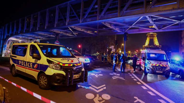 Αιματηρή επίθεση με έναν νεκρό και δύο τραυματίες στο Παρίσι - Ο δράστης φώναξε &quot;ο Αλλάχ είναι μεγάλος&quot;