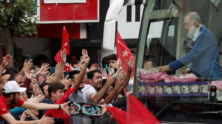 Τουρκία: Προβάδισμα Ερντογάν μία ημέρα πριν ανοίξουν οι κάλπες