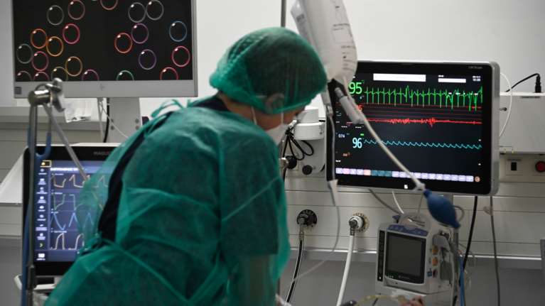 Λάρισα: Στο νοσοκομείο με στρεπτόκοκκο και τα δύο παιδιά της 40χρονης που δίνει μάχη για τη ζωή της