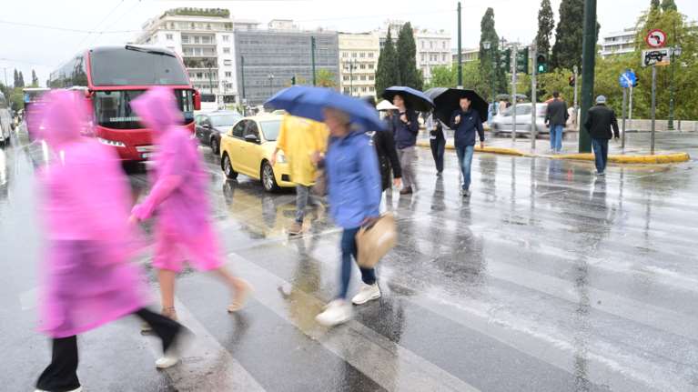 Σε πλήρη εξέλιξη το κύμα κακοκαιρίας: Πότε θα βρέξει στην Αττική και πού θα κινηθεί η καταιγίδα σύμφωνα με τον Κολυδά