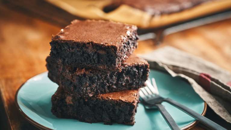 Πεντανόστιμα brownies χωρίς αλεύρι και χωρίς ζάχαρη - Μόνο με φυστικοβούτυρο και άλλα 2 υλικά