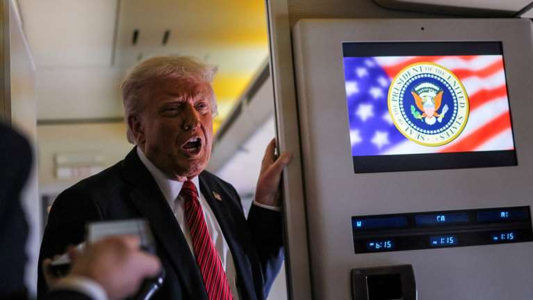 Ο Τραμπ απειλεί την Ευρωπαϊκή Ένωση με τελωνειακούς δασμούς XXL και θέλει τα Iphone... made in USA